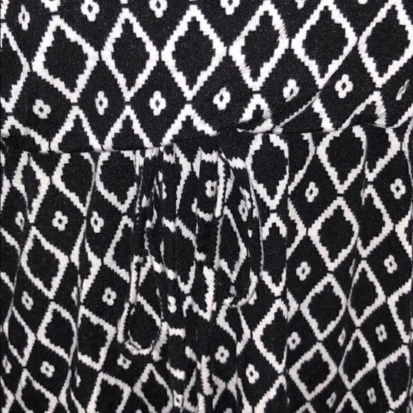 🛍️Manito dress black and white geometric design - Picture 5 of 6